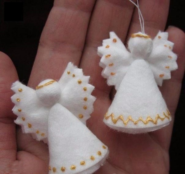 Craft an angel with your own hands from cotton pads