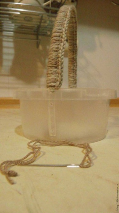 Transform a plastic jar to basket Transform a plastic jar to basket