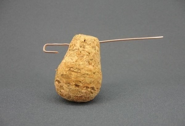 Make your own funny cat of corks, wire and threads Make your own funny cat of corks, wire and threads