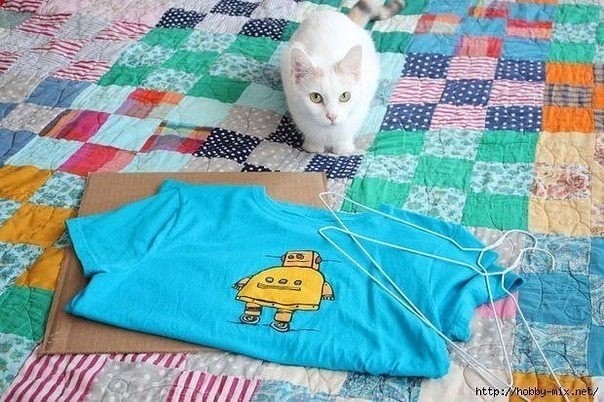 DIY Cat Tent from a T-Shirt and a Wire Hanger