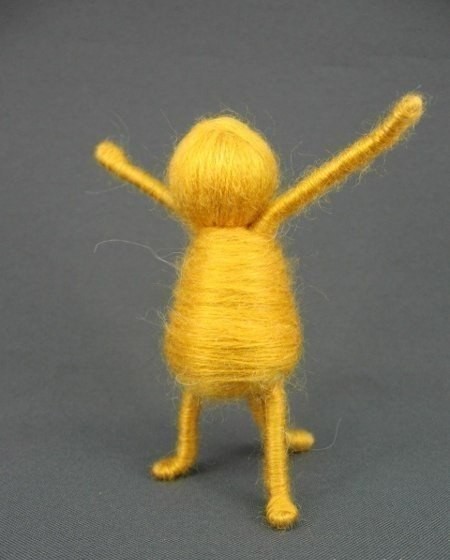 Make your own funny cat of corks, wire and threads