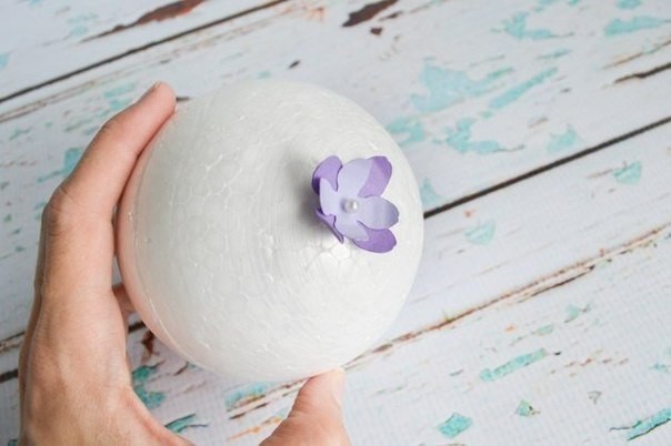 Learn how to make beautiful paper flower pomanders that are perfect for a DIY wedding or home decor