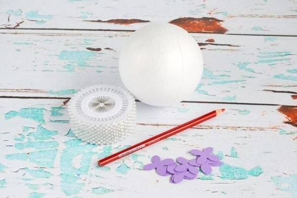 Learn how to make beautiful paper flower pomanders that are perfect for a DIY wedding or home decor
