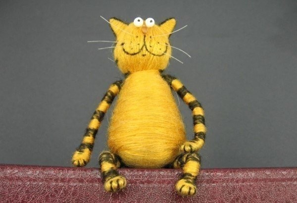 Make your own funny cat of corks, wire and threads