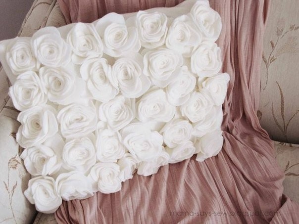 Wonderful DIY Felt/Fleece Rose Pillow