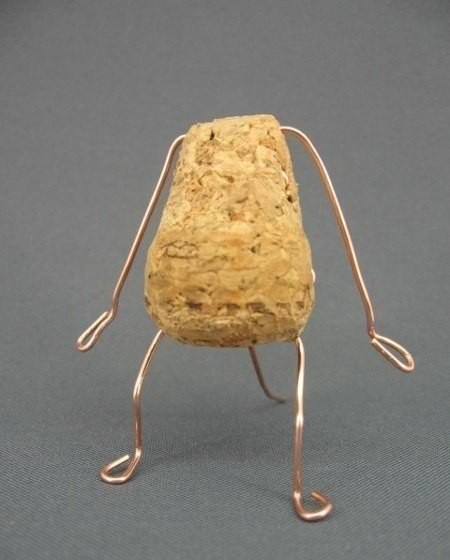 Make your own funny cat of corks, wire and threads