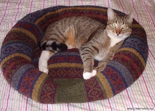 How to Recycle a Sweater into a Pet Bed