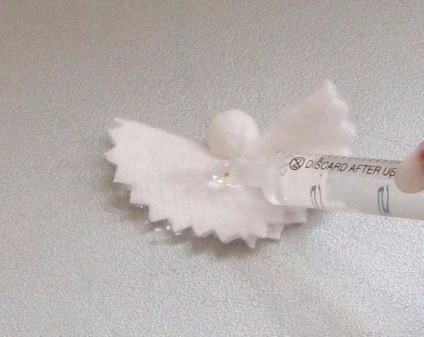 Craft an angel with your own hands from cotton pads