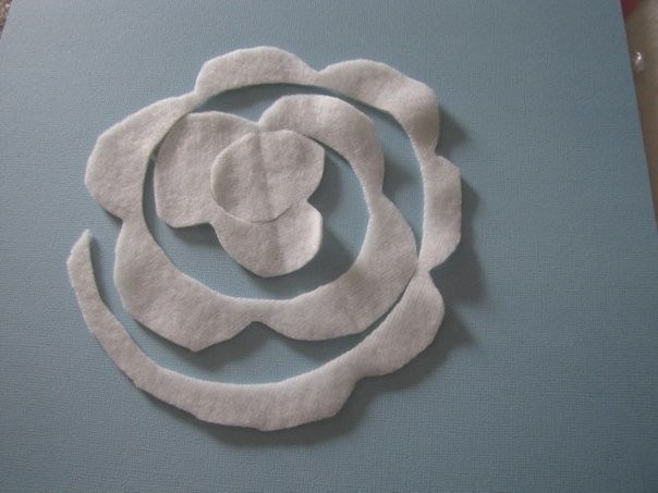 Wonderful DIY Felt/Fleece Rose Pillow