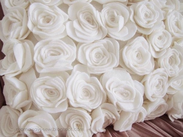 Wonderful DIY Felt/Fleece Rose Pillow