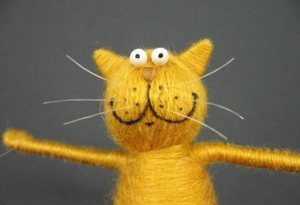 Make your own funny cat of corks, wire and threads