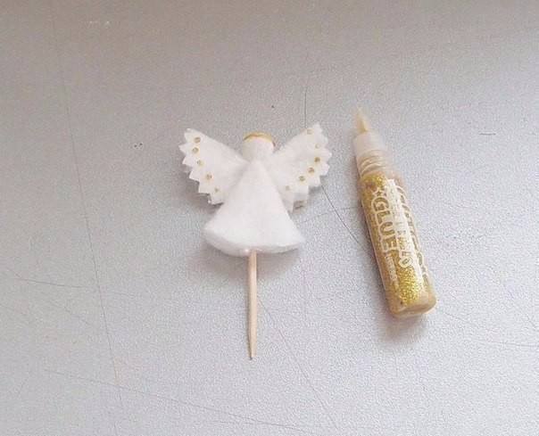 Craft an angel with your own hands from cotton pads