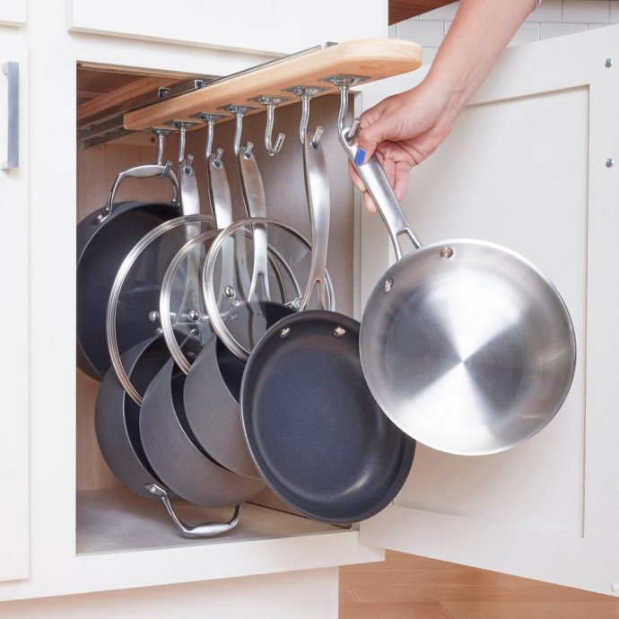 Kitchen Storage Solution: Pull-Out Pot Rack