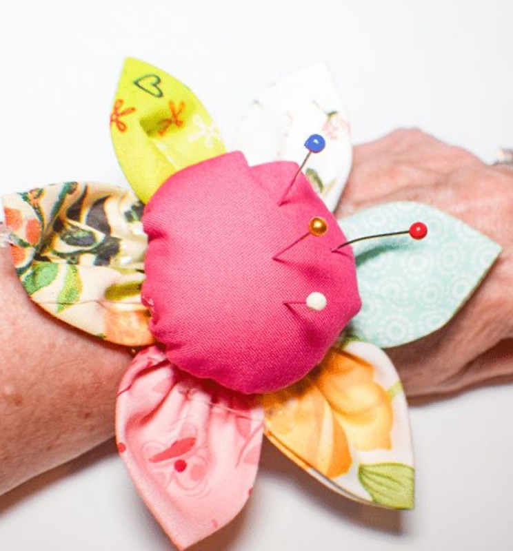 How to Make a Flower Wrist Pin Cushion — All Craft Ideas